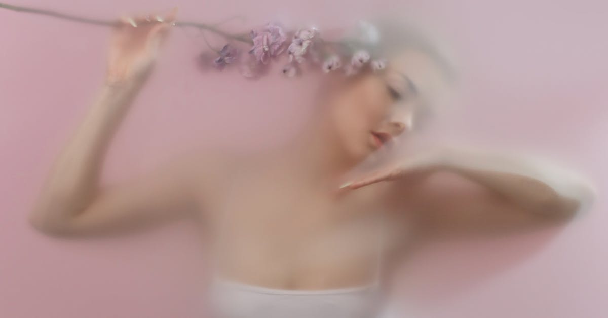 découvrez l'élégance des couronnes de fleurs ! que ce soit pour un mariage, un festival ou une séance photo, ces couronnes artisanales ajoutent une touche bohème et romantique à votre style. explorez notre collection et trouvez la couronne parfaite pour sublimer votre look.