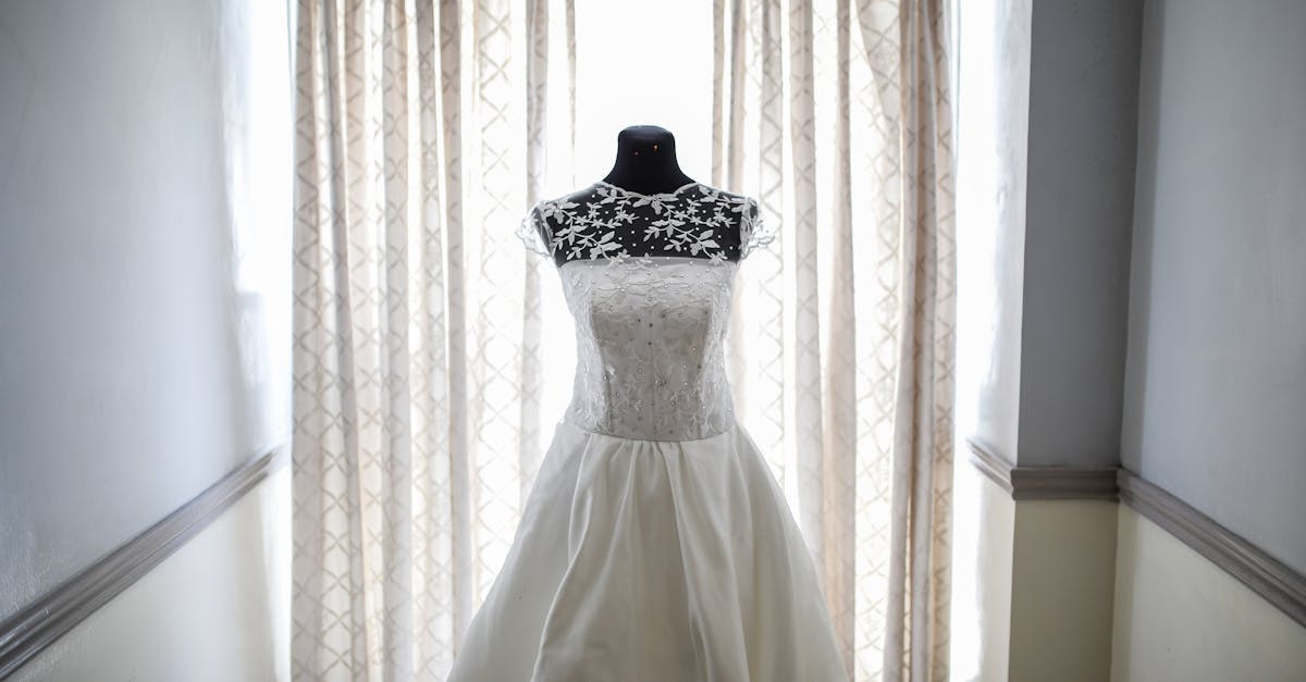découvrez notre magnifique collection de robes de mariée, alliant élégance et modernité. trouvez la robe parfaite pour votre grand jour, conçue pour faire de vous la mariée de vos rêves.