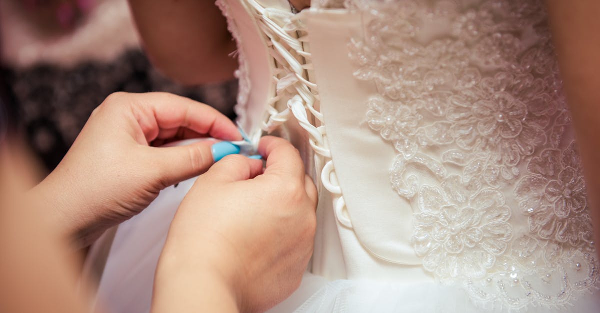 découvrez notre collection exquise de robes de mariée, alliant élégance et modernité. trouvez la robe parfaite pour votre grand jour, conçue pour sublimer votre silhouette et faire de votre mariage un moment inoubliable.