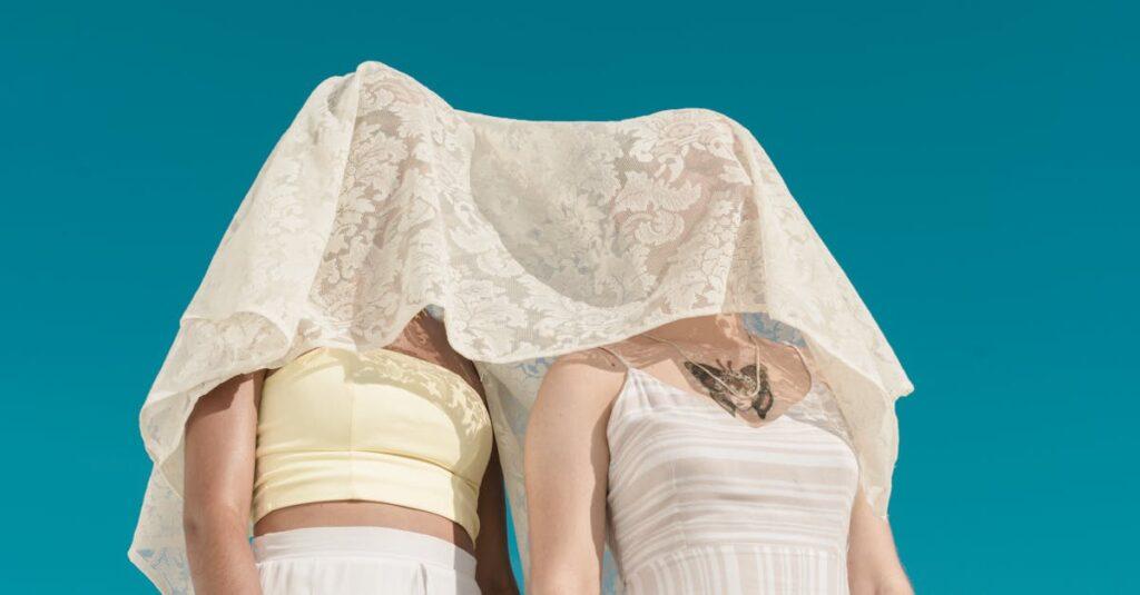 découvrez tout ce qu'il faut savoir sur le coût des robes de mariée. explorez les différents prix, les facteurs qui influencent le budget et obtenez des conseils pour trouver la robe de vos rêves sans vous ruiner.