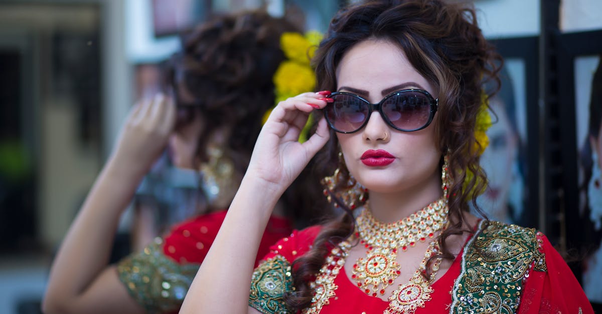 découvrez des idées de coiffures de mariée élégantes et tendance pour sublimer votre look le jour j. que vous préfériez un chignon classique, des ondulations romantiques ou des tresses délicates, trouvez l'inspiration parfaite pour compléter votre robe et faire de ce jour un moment inoubliable.