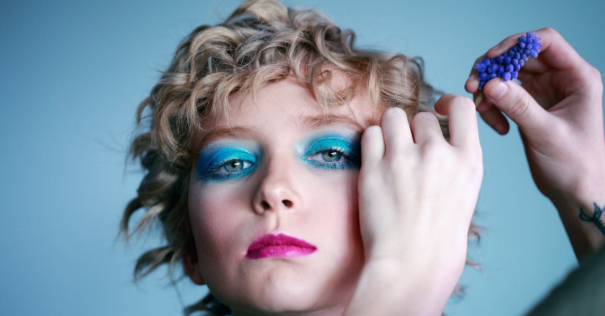 découvrez l'univers fascinant des couleurs de maquillage ! explorez une palette variée allant des teintes vives aux nuances naturelles pour sublimer votre beauté. que vous soyez novice ou experte, trouvez l'inspiration et des conseils pour créer des looks uniques et modernes.
