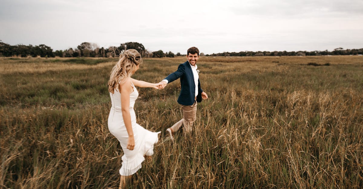 découvrez notre sélection élégante de tenues de mariage, des robes de mariée aux costumes pour hommes, pour faire de votre grand jour un événement inoubliable. trouvez l'inspiration parfaite et la tenue qui reflète votre style unique.
