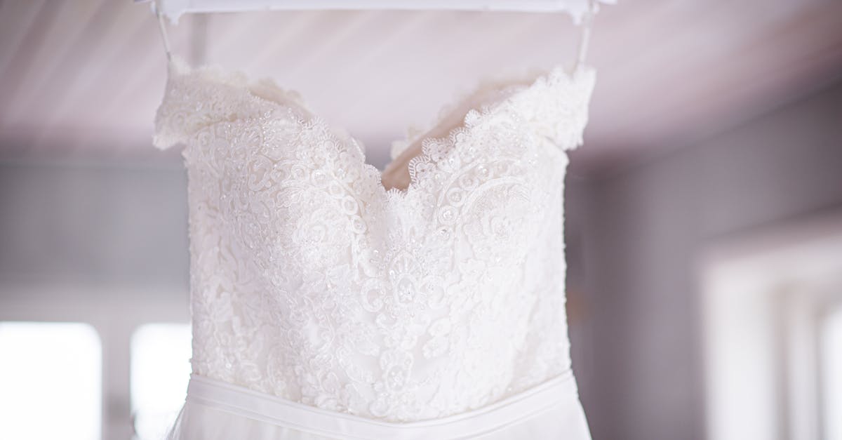 découvrez notre collection de robes de mariée élégantes et raffinées, conçues pour faire de votre grand jour un moment inoubliable. trouvez la robe parfaite qui mettra en valeur votre beauté et votre style unique.
