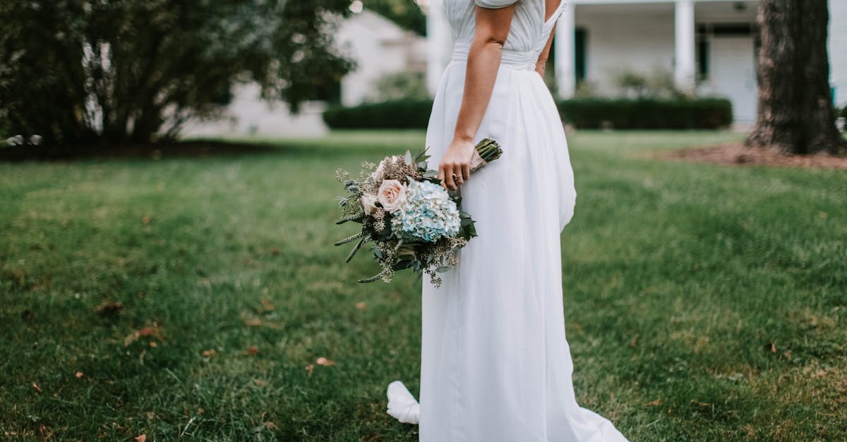 découvrez notre collection élégante de robes de mariée, alliant charme et style pour le jour de votre mariage. trouvez la robe parfaite qui sublimera votre silhouette et fera de votre rêve nuptial une réalité inoubliable.