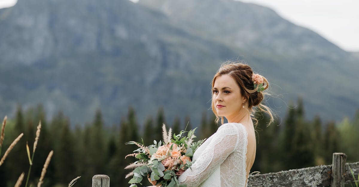 découvrez des coiffures de mariée élégantes et intemporelles pour sublimer votre look le jour j. inspirez-vous de nos idées créatives et conseils de professionnels pour réaliser la coiffure de vos rêves.
