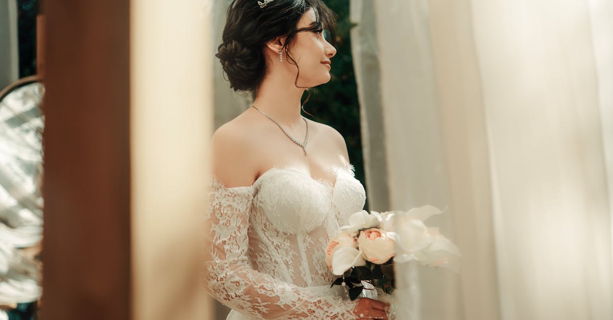 découvrez des coiffures de mariée élégantes et tendance pour le grand jour. que vous rêviez d'un chignon romantique, de boucles naturelles ou d'une tresse sophistiquée, trouvez l'inspiration pour sublimer votre look nuptial.