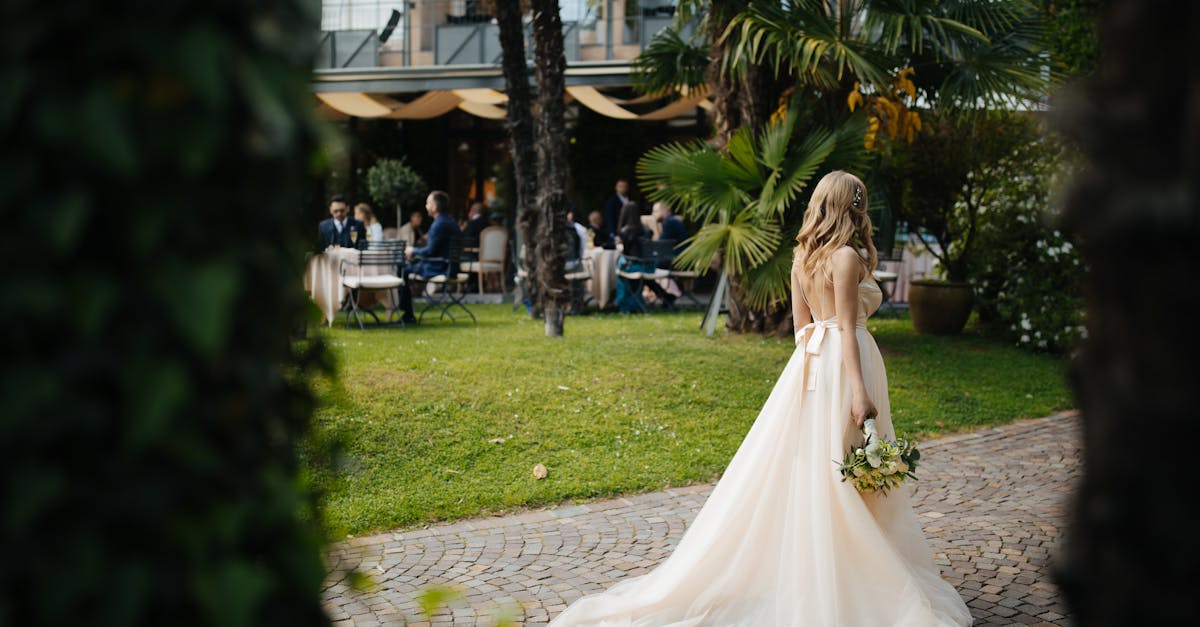 découvrez des idées de coiffures de mariée élégantes et romantiques pour le grand jour. que vous préfériez un chignon sophistiqué, des ondulations lâches ou des tresses délicates, trouvez l'inspiration parfaite pour sublimer votre look nuptial.