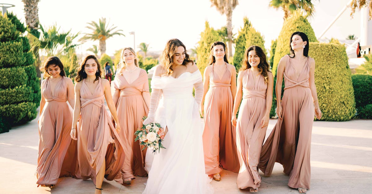 découvrez notre collection élégante de robes de demoiselle d'honneur, alliant styles modernes et classiques. parfaites pour sublimer chaque cérémonie, nos robes sont conçues pour s'adapter à toutes les morphologies et tous les budgets, tout en assurant un confort optimal. faites de votre journée spéciale un moment inoubliable.