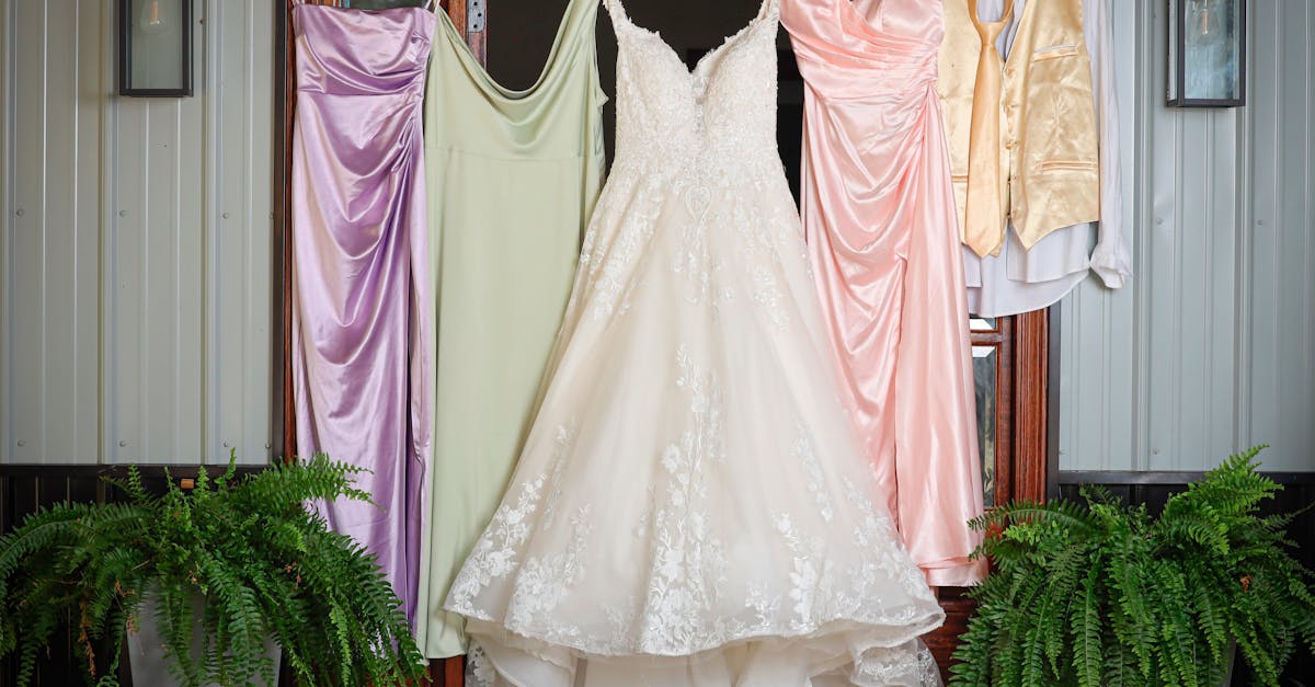 découvrez notre collection élégante de robes de demoiselles d'honneur, alliant style et confort. des modèles variés pour tous les goûts, parfaits pour accompagner le grand jour. trouvez la robe idéale qui sublimera votre événement.
