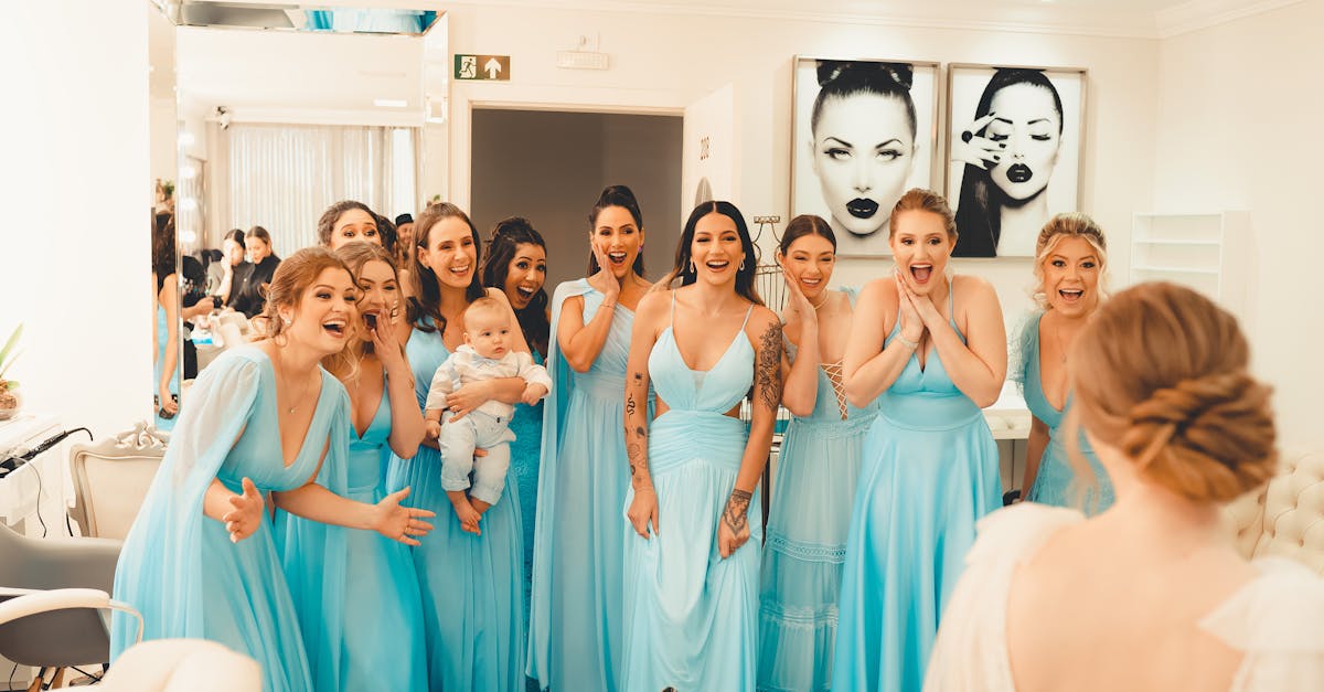 découvrez notre collection élégante de robes de demoiselle d'honneur, alliant style et confort. parfaites pour accompagner la mariée, nos robes sont disponibles dans une variété de couleurs et de tailles pour s'adapter à toutes les morphologies. faites de ce jour spécial un moment inoubliable avec nos créations tendance.
