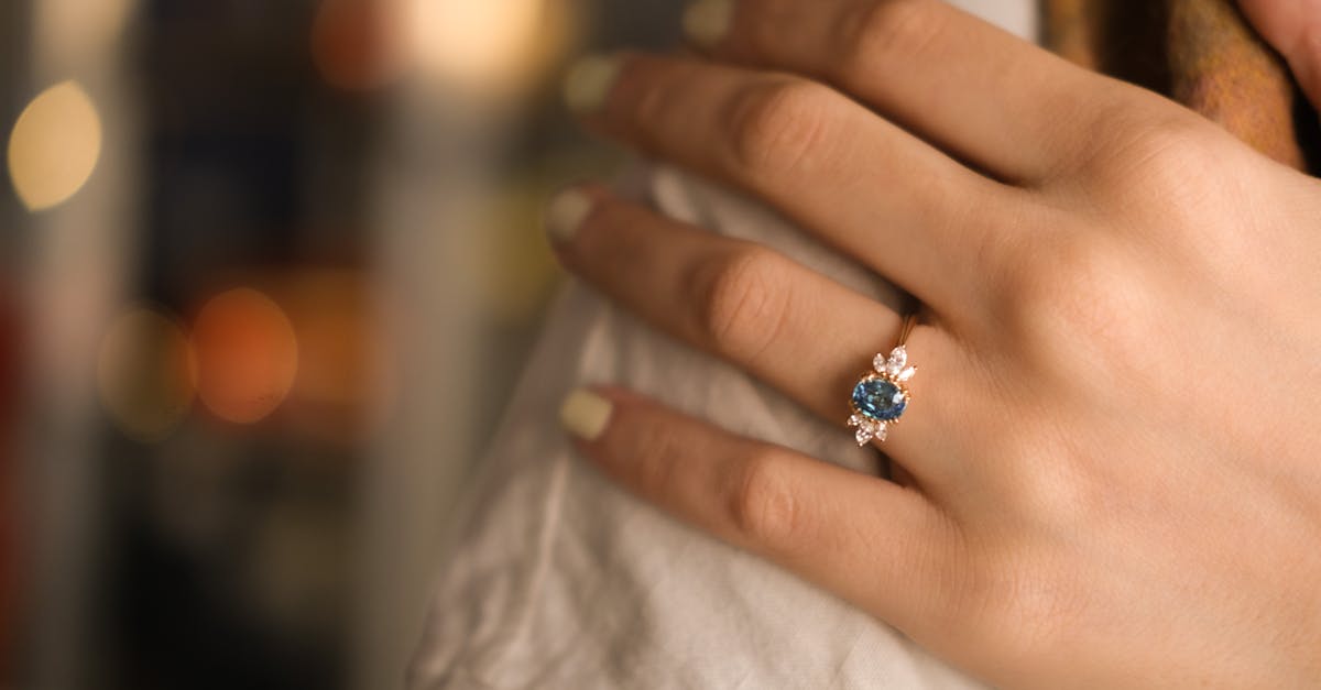 découvrez notre collection de bagues de fiançailles en saphir, alliant élégance et caractère. offrez à votre bien-aimée une pierre précieuse unique qui symbolise l'amour et la fidélité. trouvez la bague parfaite qui illuminera votre promesse d'éternité.