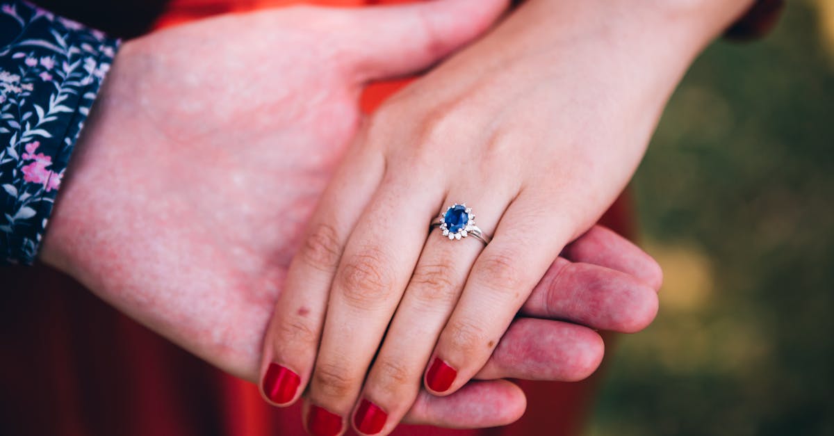 découvrez l'élégance intemporelle des bagues de fiançailles en saphir. ce bijou unique allie la beauté des pierres précieuses avec des designs raffinés, symbolisant l'amour et l'engagement authentique. trouvez la bague parfaite pour célébrer votre histoire d'amour.