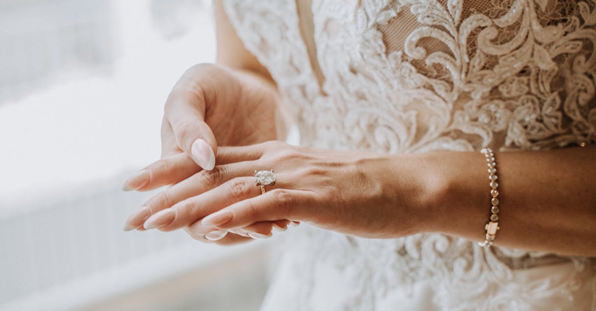 découvrez notre collection de bagues de fiançailles en saphir, alliant élégance et éclat. chaque bague est conçue avec soin pour symboliser votre amour éternel, mettant en valeur la beauté intemporelle du saphir. choisissez l'anneau parfait pour faire briller vos promesses.