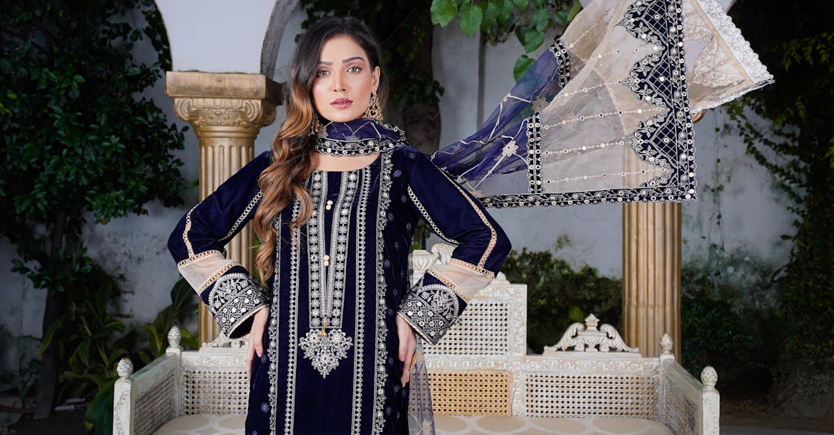 découvrez notre collection enchanteresse de robes de mariée d'hiver, combinant élégance, chaleur et confort. trouvez la robe parfaite pour votre mariage hivernal, avec des designs raffinés et des tissus somptueux qui illumineront votre journée spéciale.