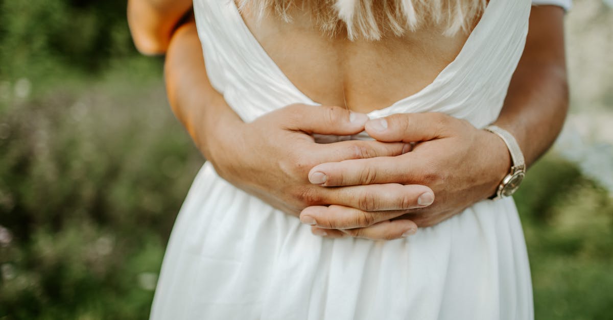 découvrez notre sélection élégante de robes de mariée sans dos, alliant romantisme et modernité. parfaites pour sublimer votre silhouette et faire de votre grand jour un moment inoubliable.