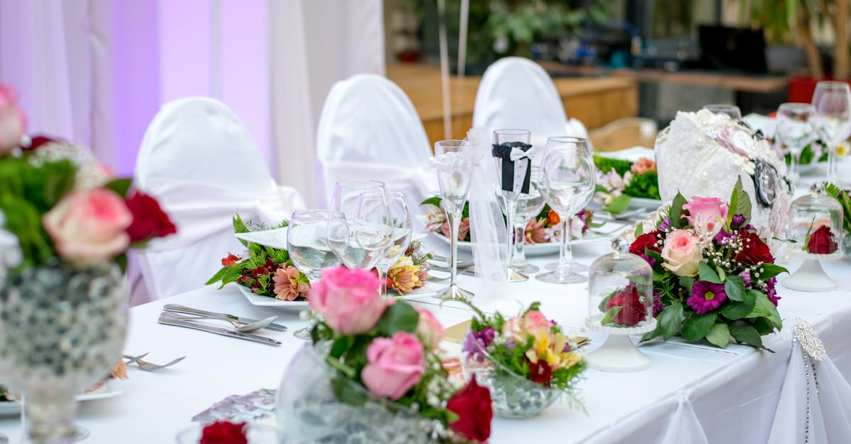 découvrez des coiffures élégantes avec nos 'bridal buns', parfaits pour les mariées à la recherche d'une allure sophistiquée et romantique le jour j. des chignons raffinés qui sublimeront votre beauté et mettront en valeur votre robe de mariée.