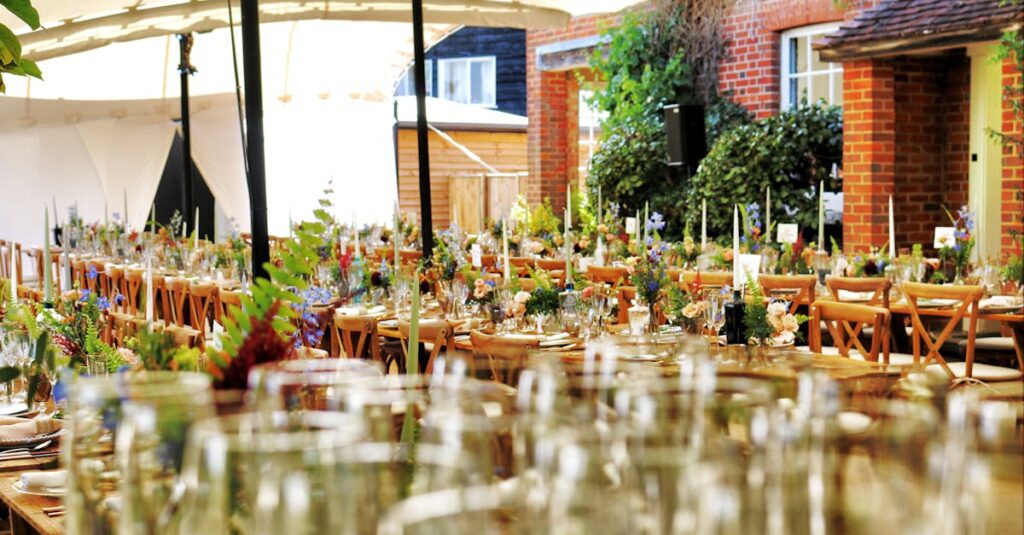 découvrez nos services de catering sur mesure pour vos événements. que ce soit pour un mariage, un anniversaire ou une conférence, notre équipe professionnelle s'occupera de chaque détail pour vous offrir une expérience culinaire inoubliable. des menus variés, des ingrédients frais et une présentation élégante : laissez-nous rendre votre événement exceptionnel.