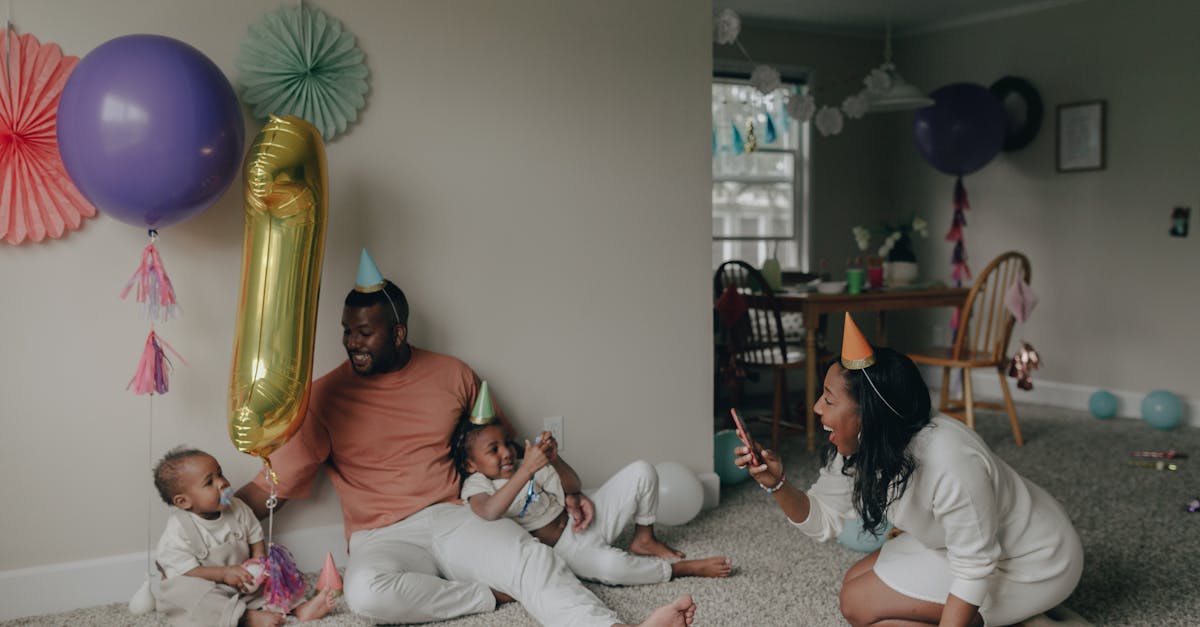 fêtez le premier anniversaire de votre enfant avec des idées originales de décoration, de gâteaux et d’activités pour une célébration inoubliable entourée de vos proches.