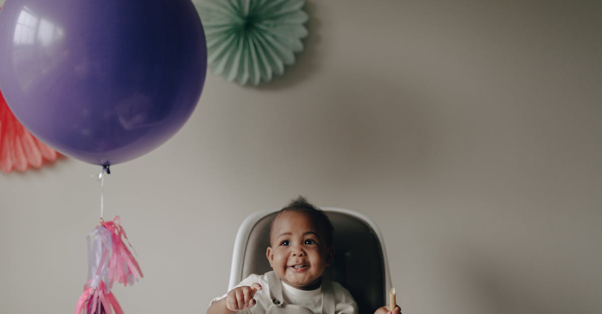 découvrez des idées originales et conseils pratiques pour organiser une fête d'anniversaire inoubliable à l'occasion du premier anniversaire de votre enfant. astuces déco, jeux, cadeaux et inspirations pour une célébration réussie !