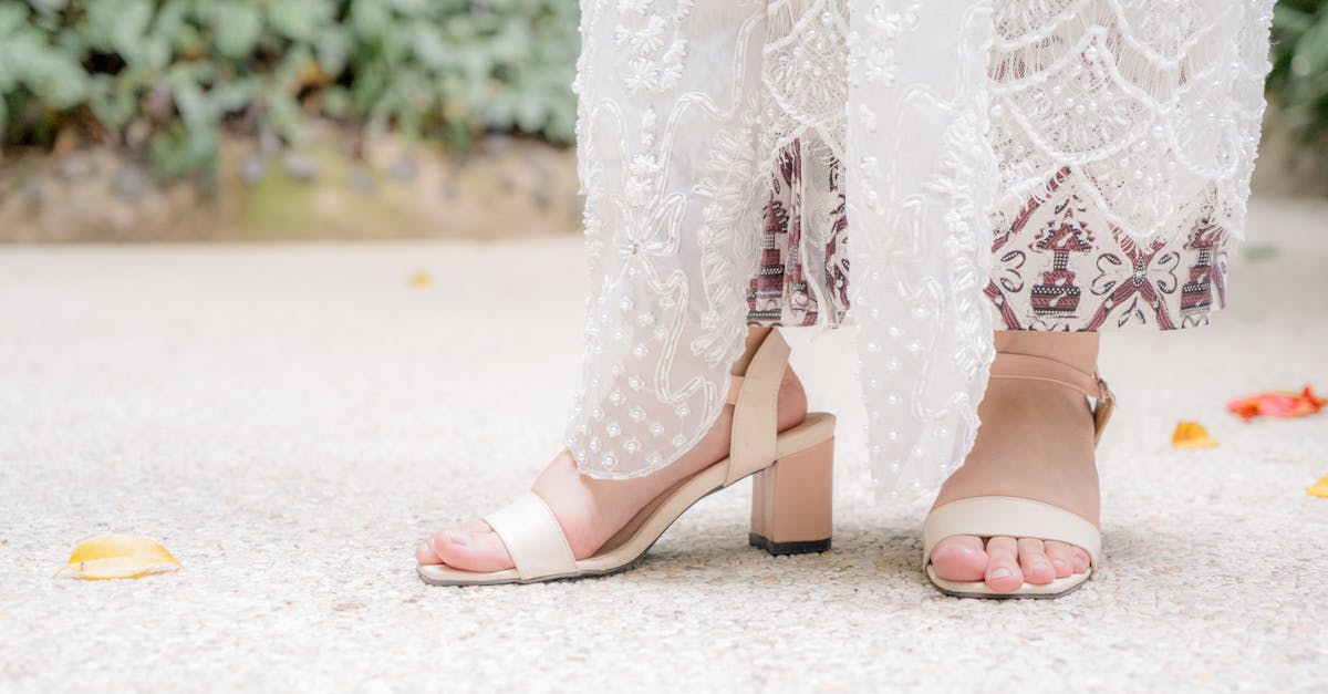 découvrez notre sélection de chaussures de mariage d'extérieur élégantes et confortables, parfaites pour dire oui en pleine nature. styles variés adaptés à tous les terrains et toutes les robes de mariée.