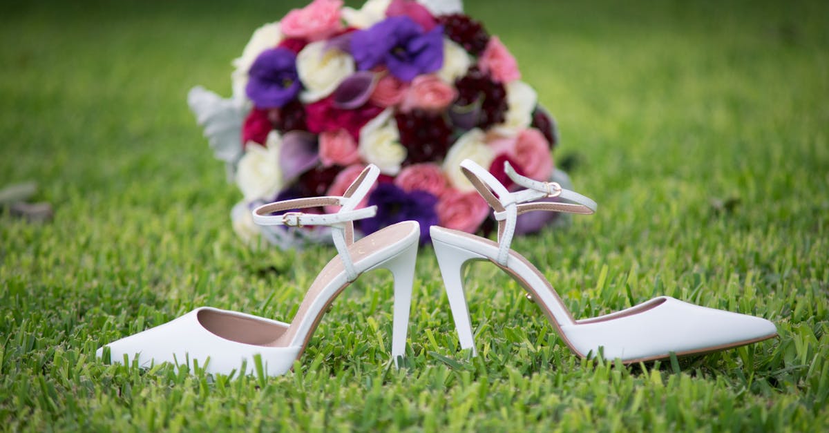 découvrez notre sélection de chaussures de mariage d’extérieur, alliant élégance, confort et praticité pour un grand jour en plein air. trouvez la paire parfaite pour marcher en toute confiance sur l’herbe, le sable ou le gravier.