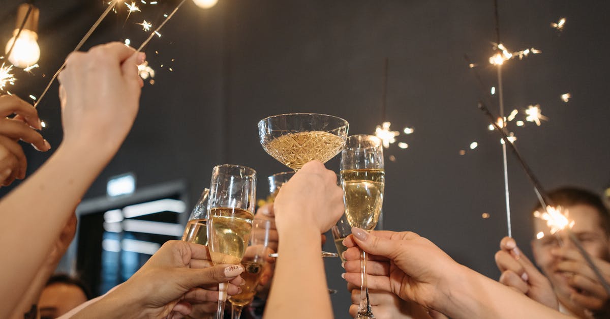 découvrez tout sur les sparklers, ces bâtonnets étincelants parfaits pour illuminer vos fêtes, mariages et célébrations. conseils d'utilisation, sécurité et idées créatives pour une ambiance festive garantie !