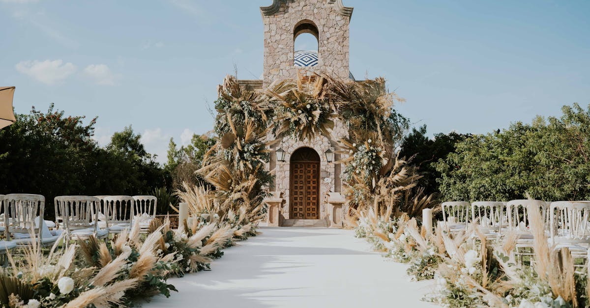 découvrez nos idées de décorations de chaises pour mariage qui ajouteront une touche d'élégance et de personnalité à votre grand jour. que vous optiez pour des fleurs fraîches, des rubans délicats ou des ornements uniques, transformez l'apparence de chaque siège pour créer une atmosphère mémorable et romantique.