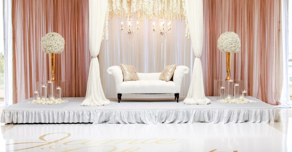 découvrez des idées créatives et élégantes pour décorer les chaises de votre mariage. transformez votre cérémonie et votre réception avec des décorations uniques qui reflètent votre style, ajoutant une touche romantique et mémorable à votre grand jour.