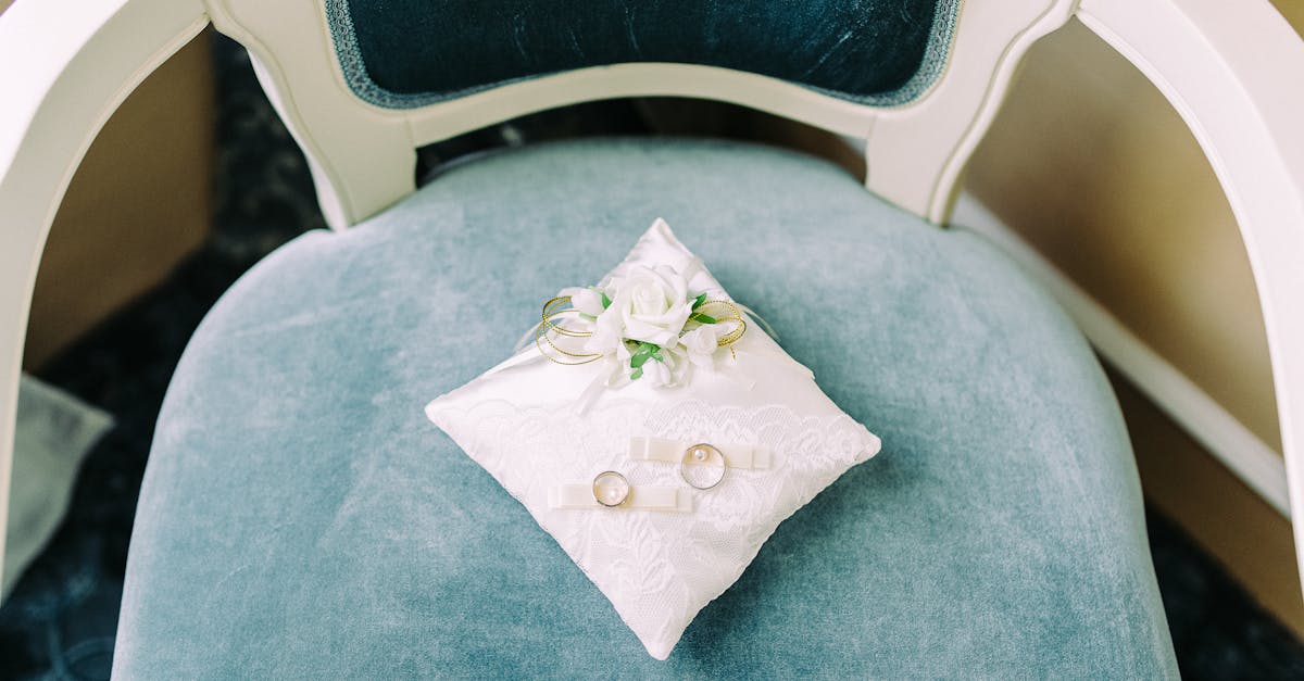 découvrez des idées élégantes et créatives pour la décoration des chaises de mariage. transformez chaque siège en un élément de style avec nos conseils et inspirations pour créer une atmosphère mémorable lors de votre grand jour.