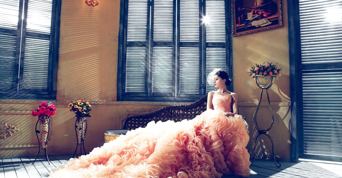 découvrez notre collection de robes de mariée élégantes et tendances pour sublimer votre grand jour. trouvez la robe parfaite qui fera de votre mariage un moment inoubliable.