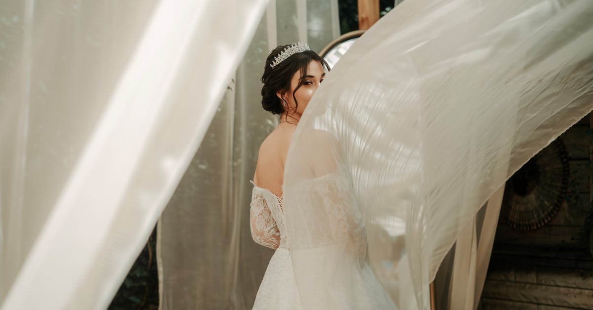 découvrez des idées coiffures de mariage élégantes et tendances pour sublimer votre look le jour j. inspirez-vous de styles uniques pour tous les types de cheveux et trouvez la coiffure parfaite pour votre mariage.
