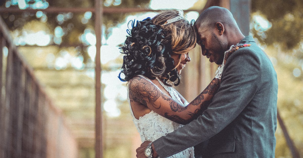découvrez une sélection de coiffures de mariage élégantes et tendance pour sublimer votre jour j. trouvez l’inspiration idéale, qu’il s’agisse de chignons sophistiqués, de tresses romantiques ou de cheveux lâchés naturels.