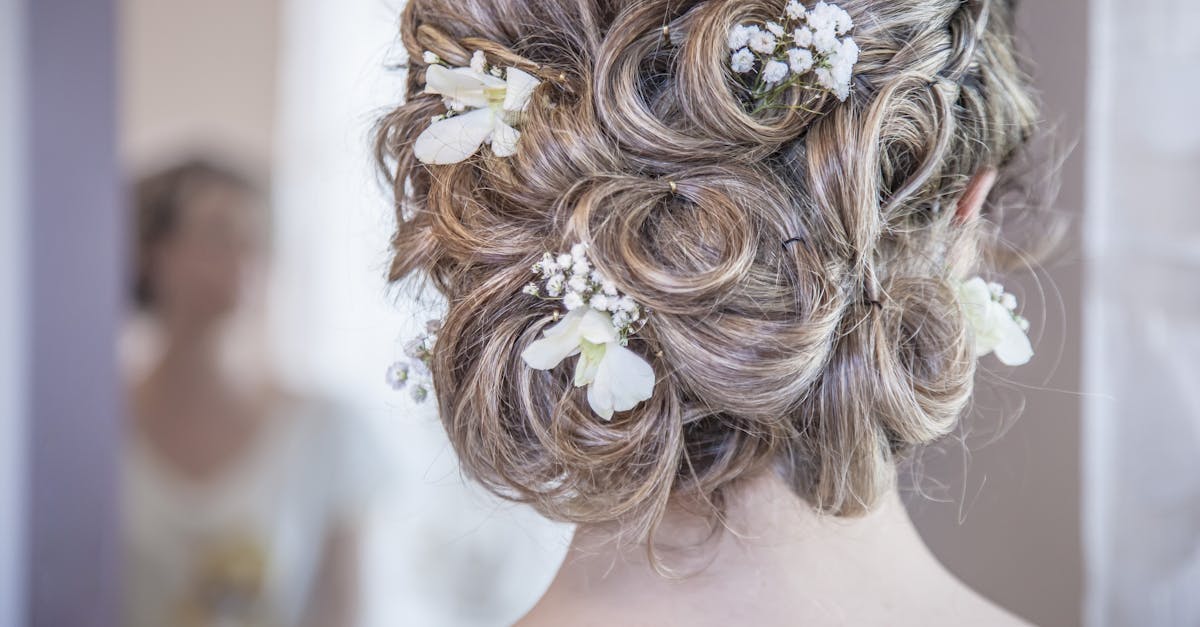 découvrez des idées élégantes de coiffures de mariage pour sublimer votre grand jour. inspirez-vous de nos conseils et tendances pour trouver la coiffure parfaite, adaptée à votre style et à votre robe de mariée.