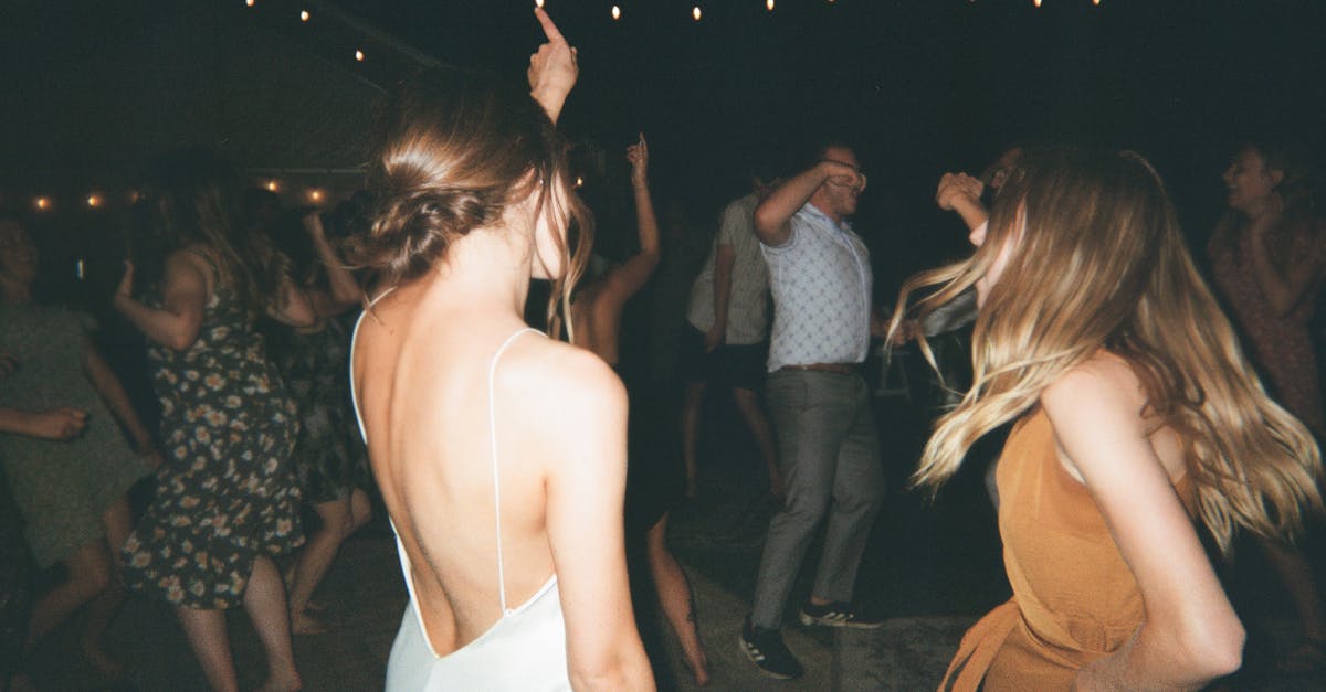 découvrez une sélection envoûtante de musique de mariage pour accompagner votre journée spéciale. des mélodies romantiques aux morceaux entraînants, trouvez la bande son parfaite pour célébrer votre amour et créer des souvenirs inoubliables.