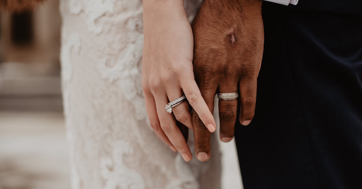 découvrez notre collection unique de bagues de mariage, alliant élégance et symbolisme. que vous recherchiez une pièce classique ou moderne, nos créations artisanales sauront séduire tous les couples. célébrez votre amour avec des bijoux intemporels qui évoquent votre engagement.