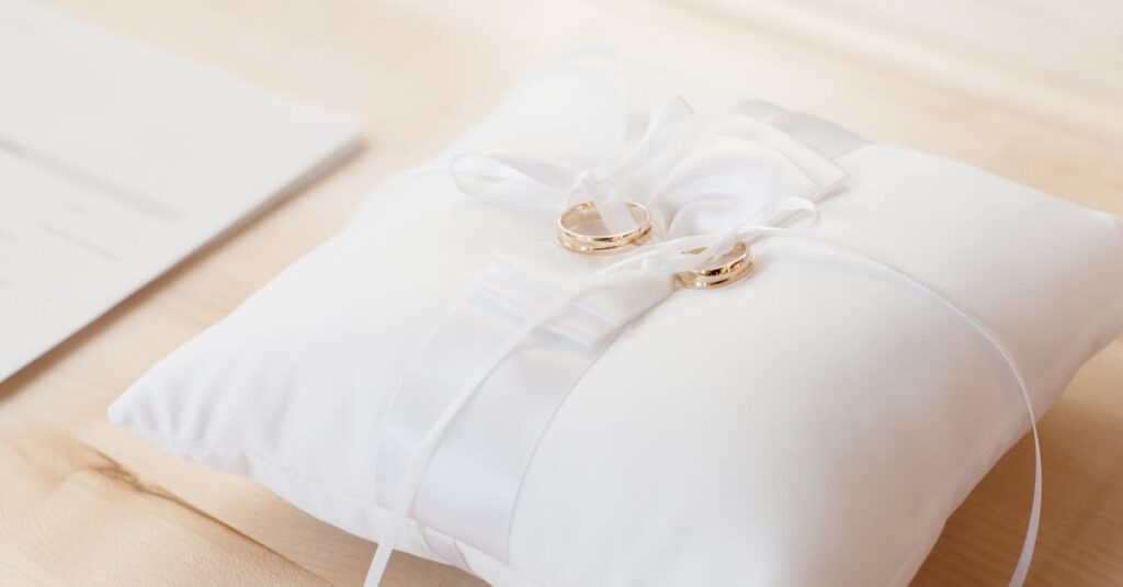 découvrez notre collection raffinée de bagues de mariage, alliant élégance et modernité. trouvez la bague parfaite pour symboliser votre amour éternel.