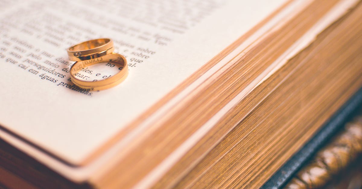 découvrez notre collection unique de bagues de mariage, alliant élégance et symbolisme, pour célébrer votre amour éternel. trouvez la bague parfaite qui reflète votre style et vos émotions lors de ce jour spécial.