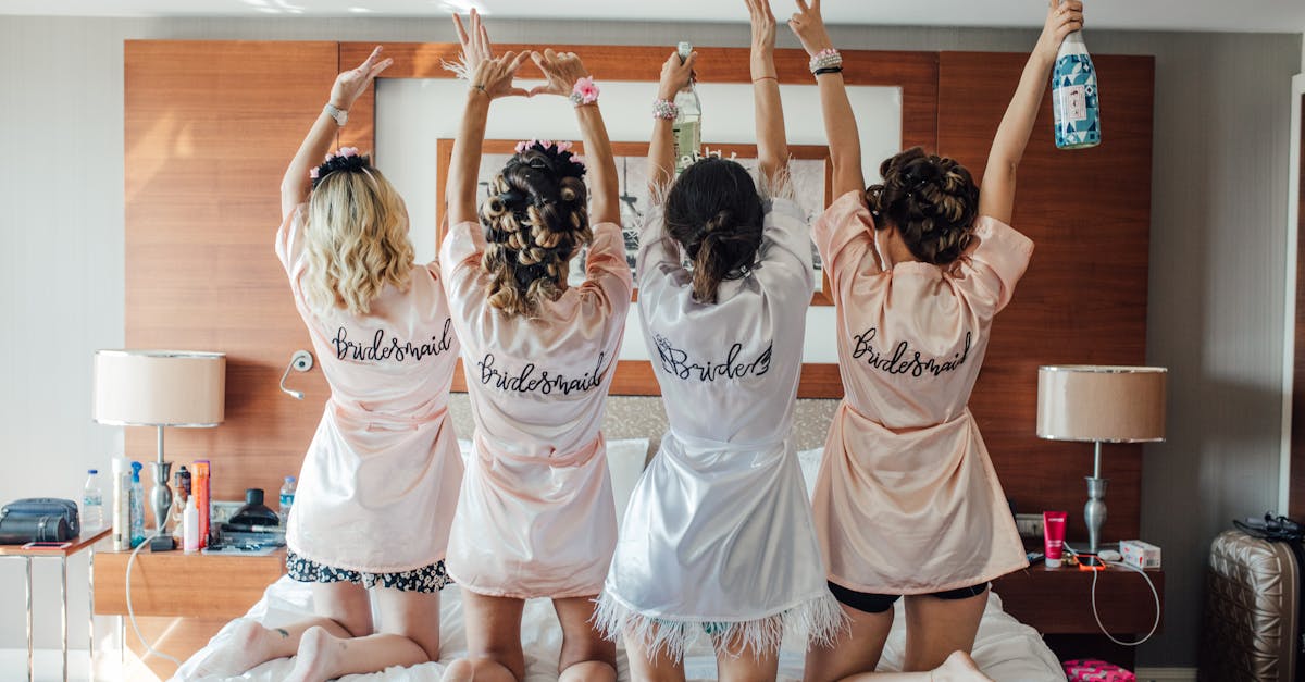 découvrez tout ce qu'il faut savoir sur les fêtes de bachelorette : idées, conseils, activités et inspirations pour organiser un enterrement de vie de jeune fille inoubliable et plein de surprises !