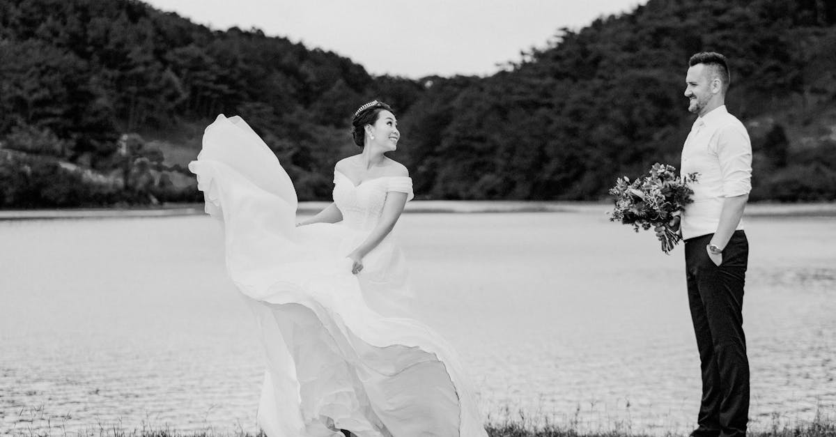 découvrez notre collection de robes de mariée élégantes, confectionnées avec soin pour sublimer votre grand jour. styles variés, tissus raffinés et conseils personnalisés pour trouver la tenue de vos rêves.