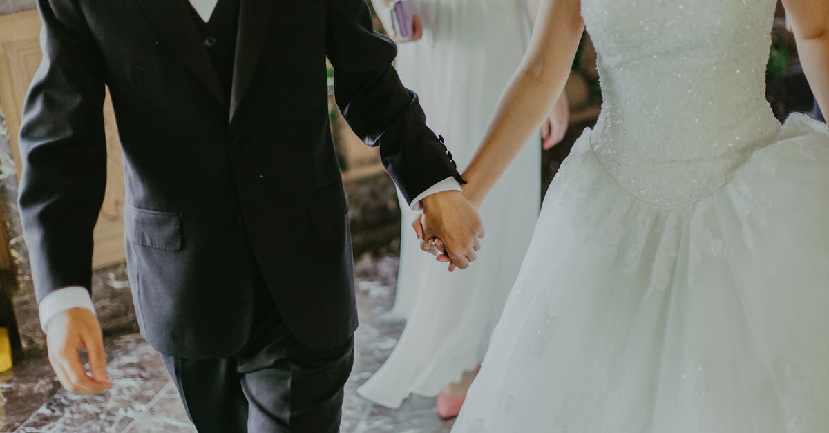 découvrez notre collection élégante de châles de mariée, parfaits pour sublimer votre robe et ajouter une touche de raffinement à votre look le jour du mariage. confort, style et qualité réunis pour un moment inoubliable.