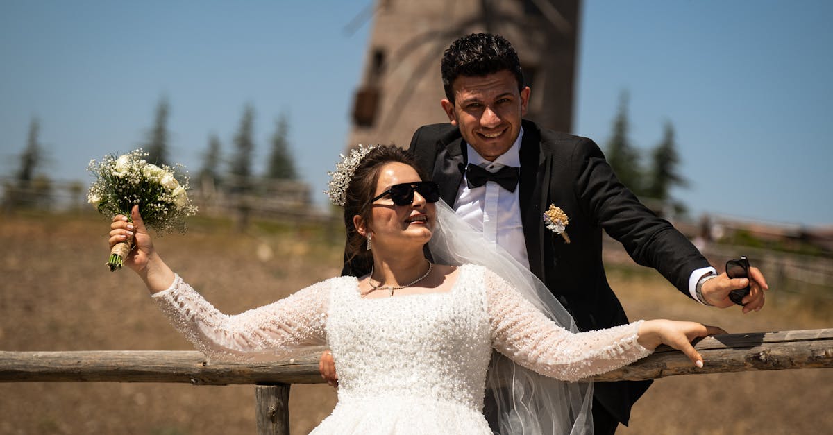 découvrez notre sélection de lunettes de soleil pour mariée, l’accessoire idéal pour sublimer votre tenue de mariage avec élégance tout en vous protégeant du soleil. style, confort et originalité au rendez-vous pour un look inoubliable le grand jour.