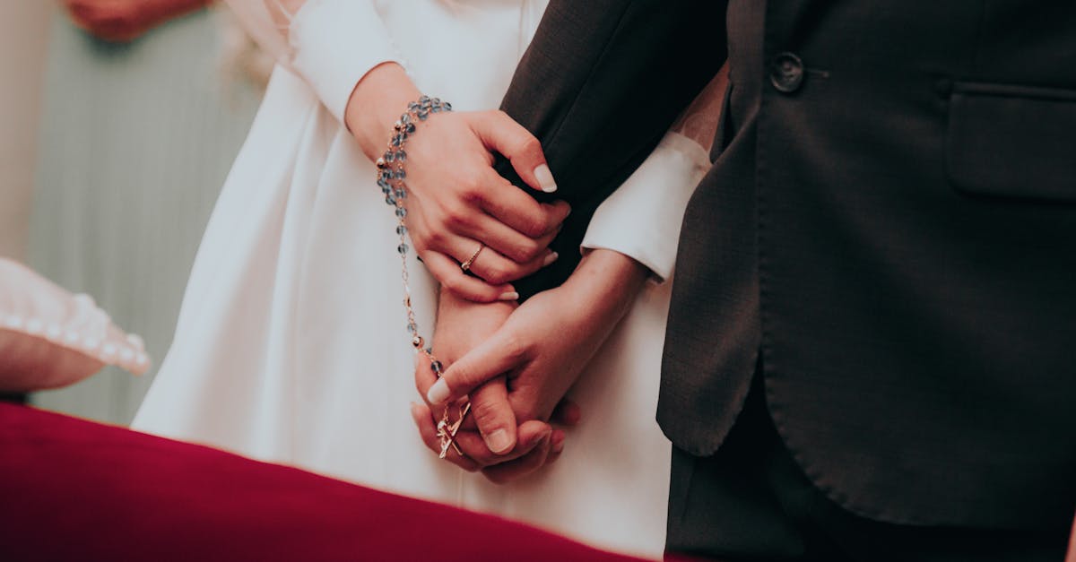 découvrez tout ce qu'il faut savoir sur le mariage religieux : ses démarches, sa signification, les différentes traditions et conseils pour bien préparer votre union selon votre foi.