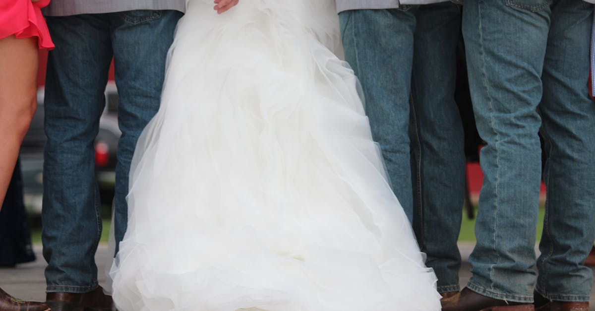 découvrez nos inspirations de tenues élégantes pour invité(e) à un mariage : robes, costumes, accessoires et conseils pour être parfait le jour j, quel que soit le style de la cérémonie.