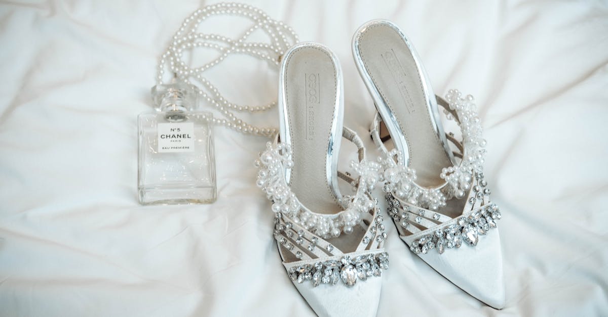 découvrez notre collection de chaussures de mariage élégantes et confortables pour sublimer votre tenue de mariée. trouvez la paire idéale pour un jour inoubliable !