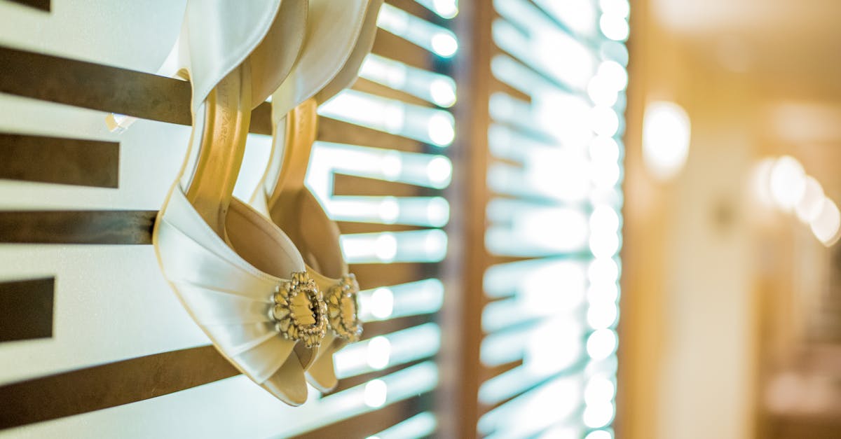 découvrez notre sélection élégante de chaussures de mariage pour sublimer votre tenue le jour j. confort, style et raffinement pour accompagner chaque mariée vers l’autel.