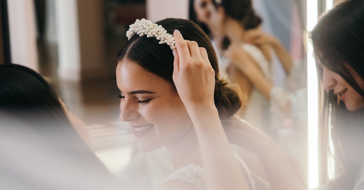 découvrez notre collection raffinée d’accessoires de mariée : bijoux, voiles, diadèmes, sacs et chaussures pour sublimer votre tenue le jour j. trouvez l’accessoire parfait pour un mariage inoubliable !