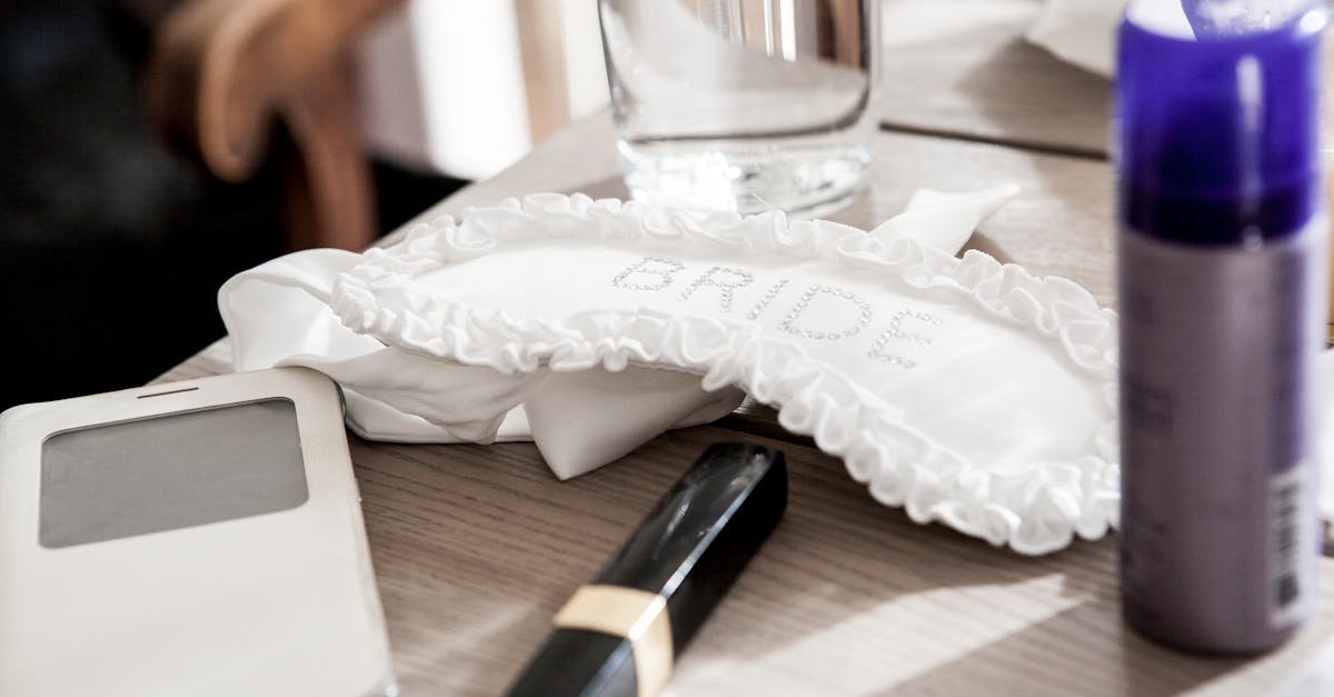 découvrez notre sélection élégante d'accessoires de mariée : voiles, bijoux, couronnes, ceintures et plus pour sublimer votre tenue le jour j. trouvez l'accessoire parfait pour un look inoubliable.