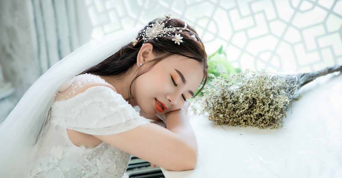 découvrez notre sélection d’accessoires de mariage élégants pour sublimer votre look de mariée : voiles, bijoux, diadèmes et bien plus encore pour un jour inoubliable.
