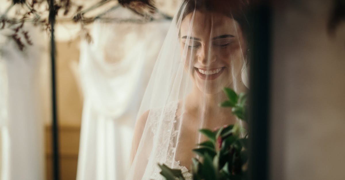 découvrez une sélection élégante d’accessoires de mariage pour sublimer votre tenue de mariée : voiles, bijoux, couronnes et plus encore pour le jour j.